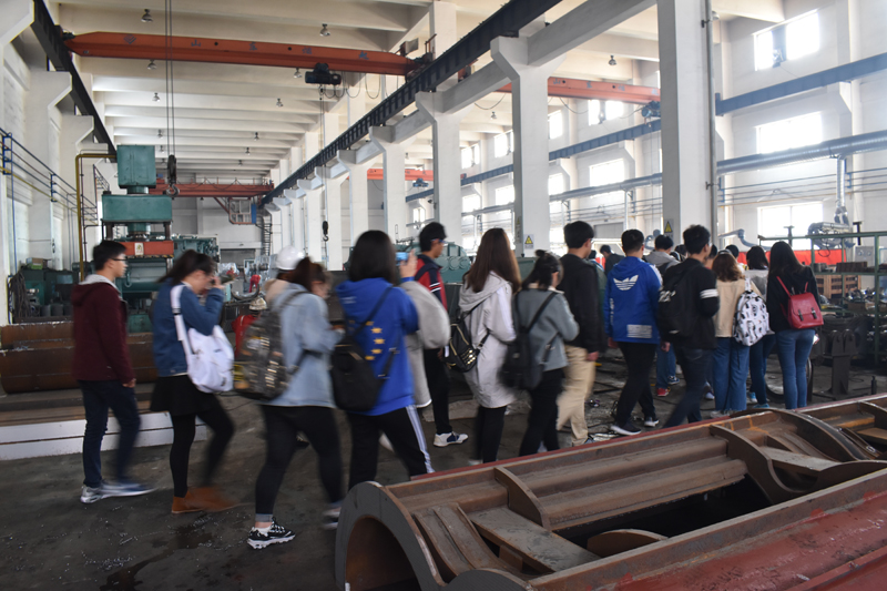 Студенты Университета Шаньдунского Торгово – промышленного Университета посещают нашу компанию